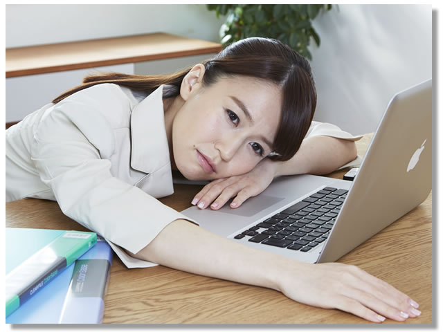 パソコン仕事で疲労がたまった女性